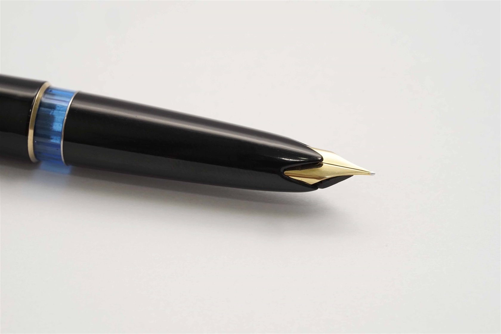 B t m y Montblanc 22 Classic Black Resin 14K F